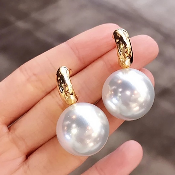 Jewelry - Trendy Big Pearl Gold Tone Earrings